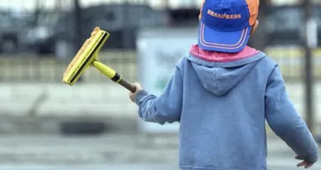 Dio positivo a tres tipos de drogas, entre ellas metanfetaminas; su padre vivía en la indigencia y las condiciones de su vivienda eran extremadamente precarias.