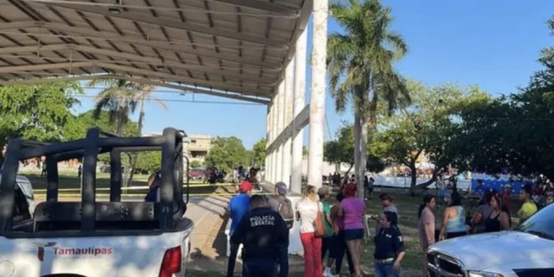 El niño intentó colgarse de la portería para balancearse, sin embargo, ésta se venció y cayó encima del menor.