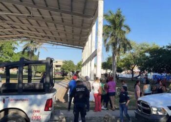 El niño intentó colgarse de la portería para balancearse, sin embargo, ésta se venció y cayó encima del menor.