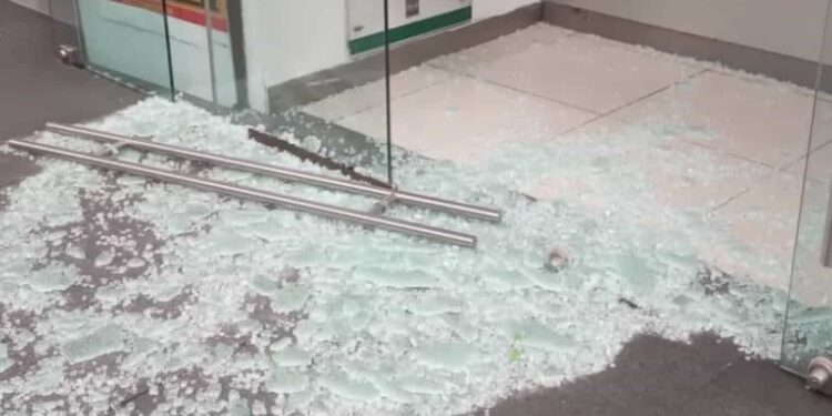 Mediante su cuenta X, el Aeropuerto publicó un video donde se aprecia el momento en que ocurre el accidente.