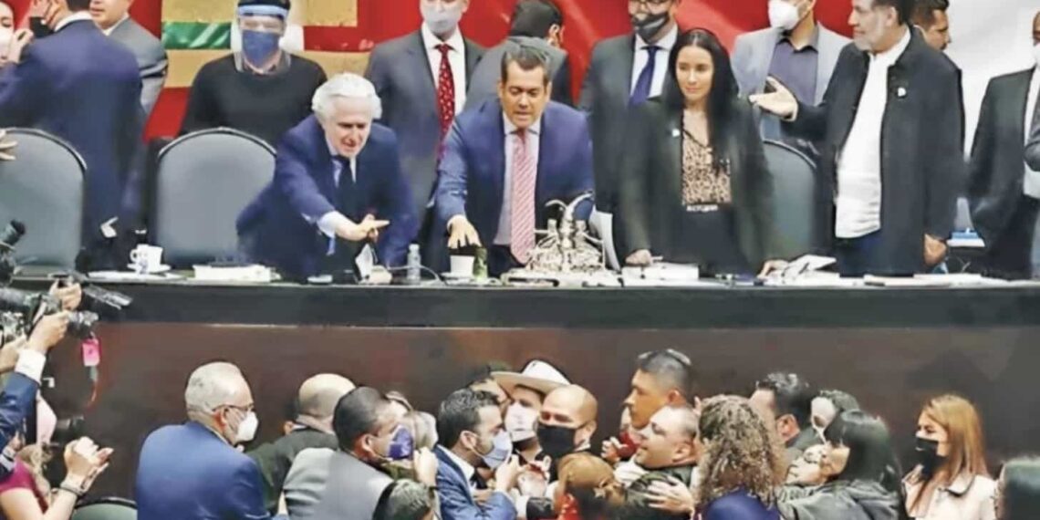 Entre empujones y gritos, distintos legisladores de Acción Nacional interrumpieron la participación del diputado Carlos Alberto Manzo, de Morena.