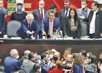 Entre empujones y gritos, distintos legisladores de Acción Nacional interrumpieron la participación del diputado Carlos Alberto Manzo, de Morena.
