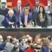 Entre empujones y gritos, distintos legisladores de Acción Nacional interrumpieron la participación del diputado Carlos Alberto Manzo, de Morena.