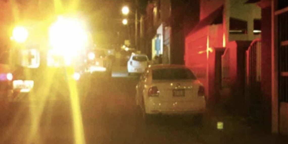 Autoridades de Aguascalientes informaron que un hombre había bañado a su esposa con gasolina para después prenderle fuego y darse a la fuga