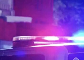 Según informaron las autoridades, el progenitor lanzó un botellazo directamente al rostro del niño, causándole severas heridas.