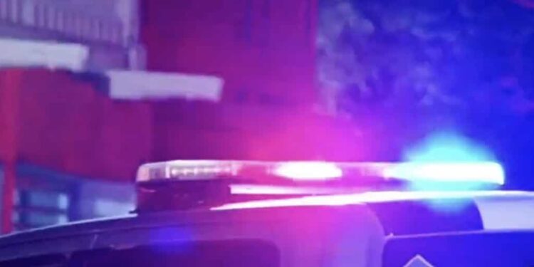 Según informaron las autoridades, el progenitor lanzó un botellazo directamente al rostro del niño, causándole severas heridas.