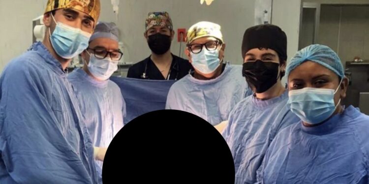 Médicos del IMSS extirpan un tumor de 21 kilos del ovario de una mujer