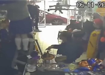 Los usuarios señalaron que el hombre merece ir a la cárcel.