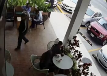 En un video que circula en redes sociales se observa el momento en que es asesinado.