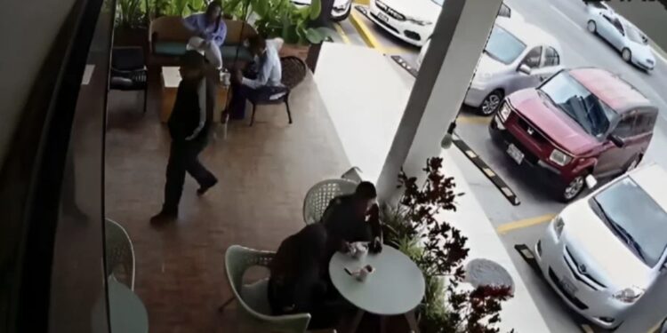 En un video que circula en redes sociales se observa el momento en que es asesinado.