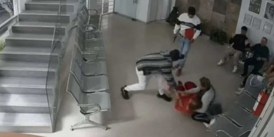 Los ladrones se hicieron pasar por clientes para poder asaltar a la mujer.