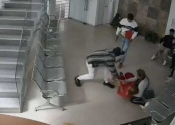 Los ladrones se hicieron pasar por clientes para poder asaltar a la mujer.