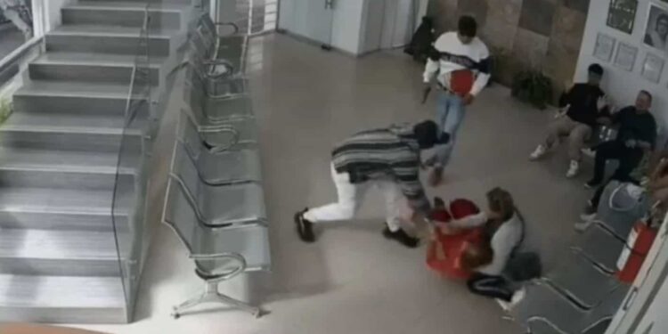 Los ladrones se hicieron pasar por clientes para poder asaltar a la mujer.