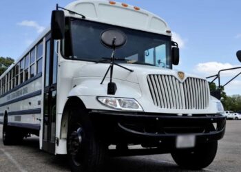 El pequeño estuvo dentro de la unidad por un aproximado de 10 horas; ya hay dos personas detenidas y acusadas de homicidio doloso.