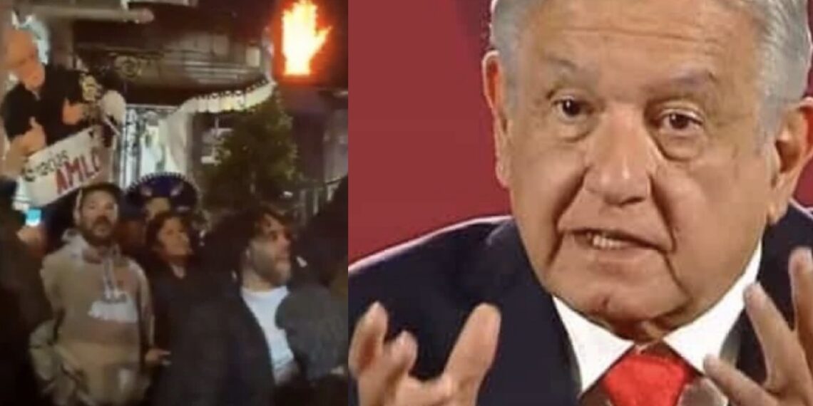 Personas que cantaban el Himno Nacional ya esperaban al presidente afuera del hotel con sombreros de charro y banderas de México.