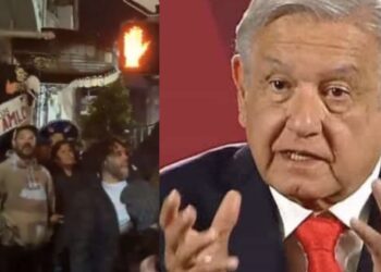 Personas que cantaban el Himno Nacional ya esperaban al presidente afuera del hotel con sombreros de charro y banderas de México.