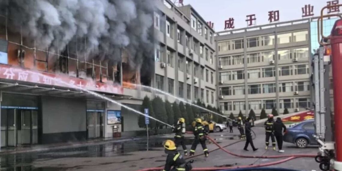 En redes circula un video en el que se observan llamas y una espesa humareda negra saliendo del edificio.