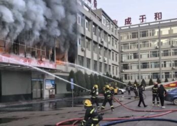 En redes circula un video en el que se observan llamas y una espesa humareda negra saliendo del edificio.