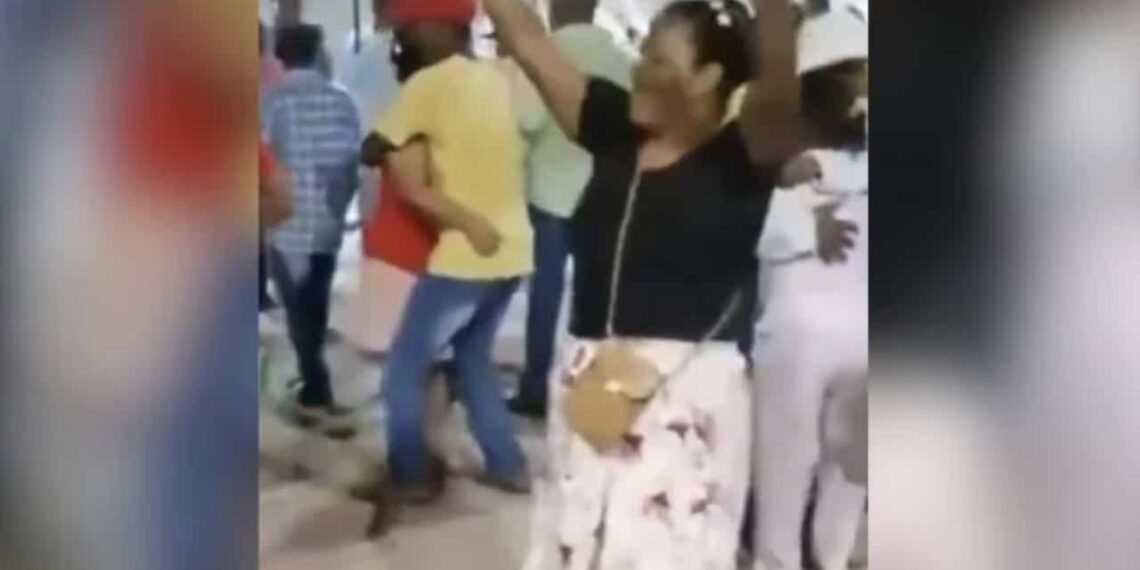 La mujer estaba disfrutando de la fiesta cuando, de repente, se desvaneció.