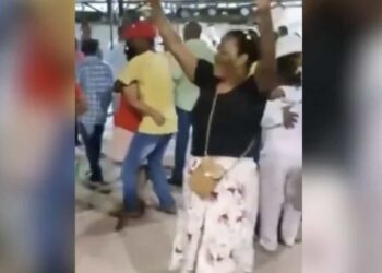 La mujer estaba disfrutando de la fiesta cuando, de repente, se desvaneció.