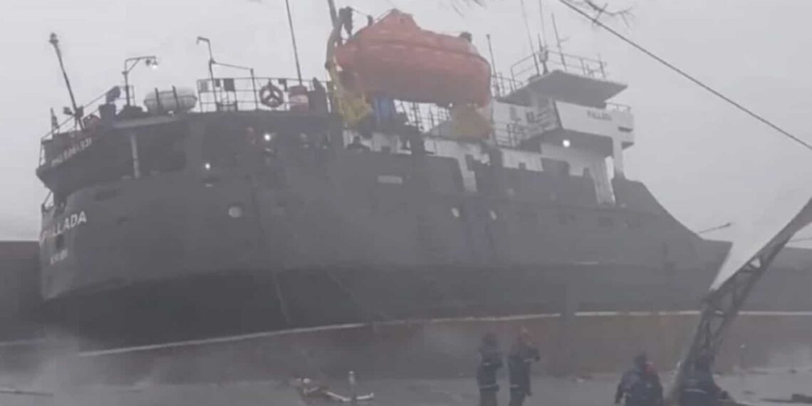 Un barco se partió en dos, debido a la fuerza de las olas que se registraron de aproximadamente 8 y 9 metros de altura en Eregli.