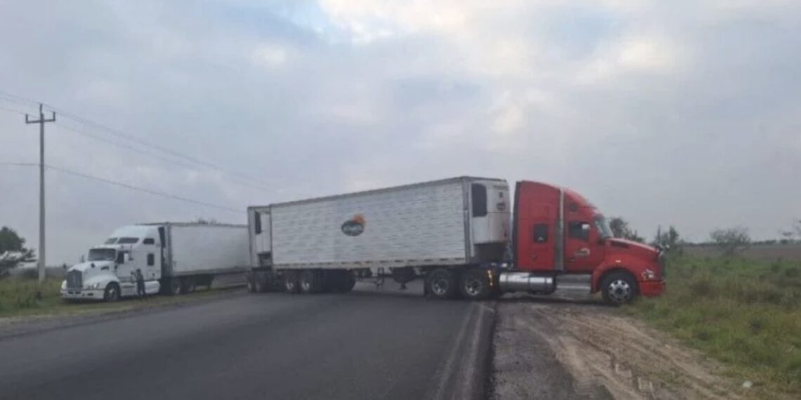 Cártel ataca pipas y bloquea carretera en Tamaulipas