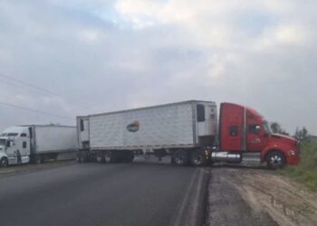 Cártel ataca pipas y bloquea carretera en Tamaulipas
