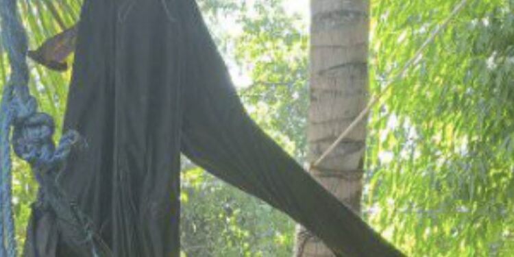 Mientras el niño esperaba que le despacharan las tortillas optó por jugar un rato en la hamaca