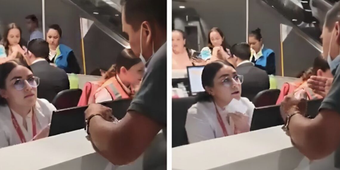 La reacción de la empleada colombiana causó indignación en las redes sociales.