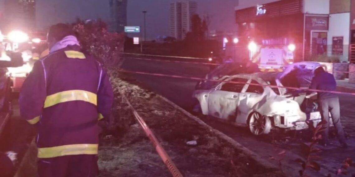 En la grabación se observa cómo el joven huye corriendo del lugar, al menos tres de sus amigos murieron dentro del auto que se prendió en llamas.