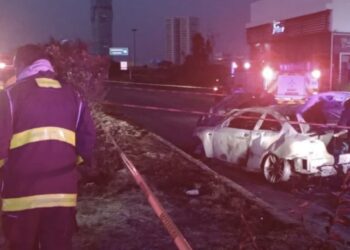 En la grabación se observa cómo el joven huye corriendo del lugar, al menos tres de sus amigos murieron dentro del auto que se prendió en llamas.