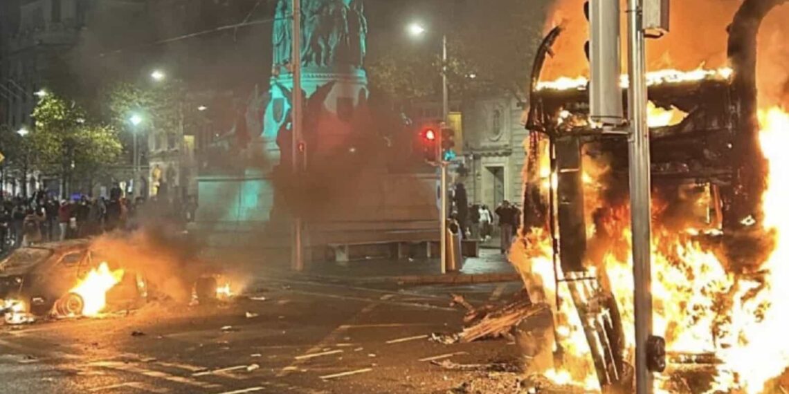Una de las menores apuñaladas se encuentra en estado grave en un hospital.
