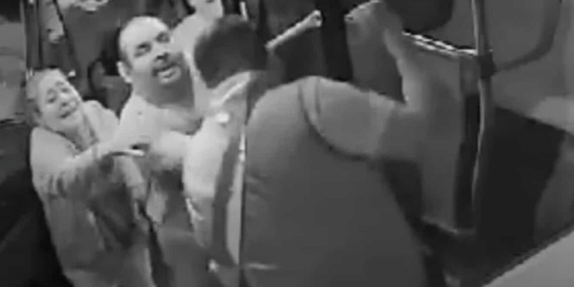 Un hombre la golpeó por la espalda antes de ser agredida por ambos individuos.