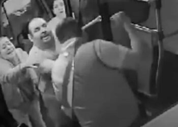 Un hombre la golpeó por la espalda antes de ser agredida por ambos individuos.