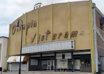Trasciende que el hombre sufrió un infarto luego de haber sostenido un encuentro en los baños del complejo.