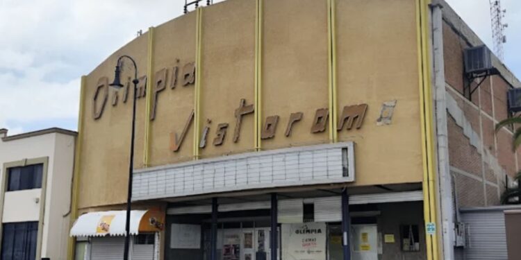 Trasciende que el hombre sufrió un infarto luego de haber sostenido un encuentro en los baños del complejo.