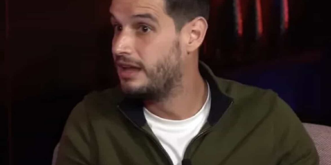 Lo anterior generó polémica en las diferentes redes sociales, donde los seguidores del presentador se hicieron presentes.