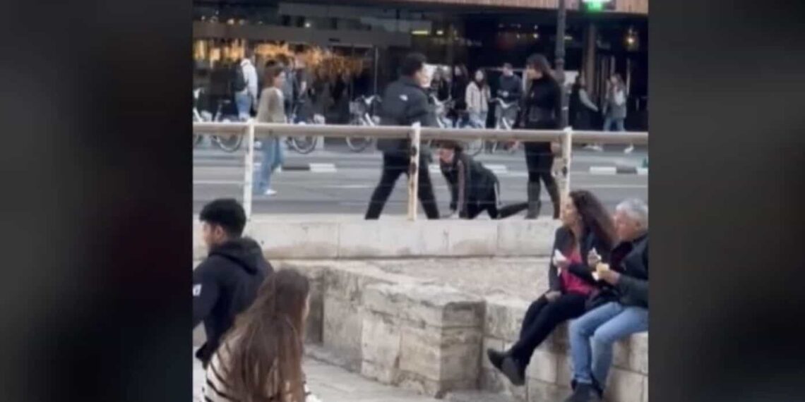 El video en el que una mujer camina con un hombre con una correa al cuello con actitud e perro a plena luz del día en una calle transitada ha causado debate y conmoción en redes sociales.