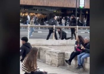El video en el que una mujer camina con un hombre con una correa al cuello con actitud e perro a plena luz del día en una calle transitada ha causado debate y conmoción en redes sociales.