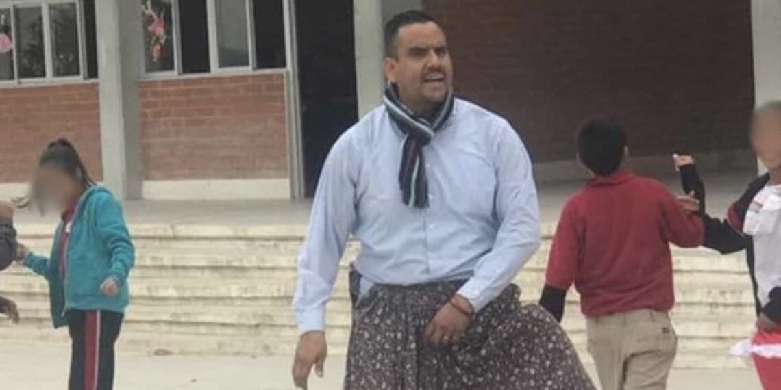 El profesor se ha convertido en una sensación en línea por su valiente participación activa en la práctica del baile folklórico junto a sus alumnas