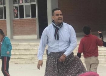 El profesor se ha convertido en una sensación en línea por su valiente participación activa en la práctica del baile folklórico junto a sus alumnas