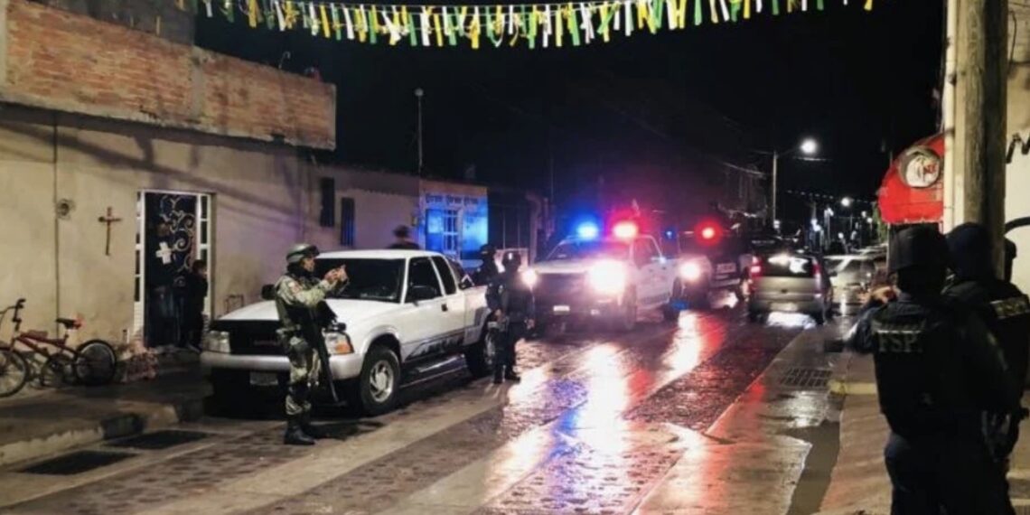 Vecinos caminaban por la zona cuando identificaron un olor fétido, al buscar su origen, descubrieron los cadáveres.