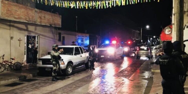 Vecinos caminaban por la zona cuando identificaron un olor fétido, al buscar su origen, descubrieron los cadáveres.