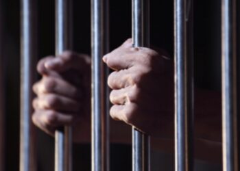 El agresor fue detenido después de un reporte de los vecinos, que entraron a la fuerza a la casa de la mujer, lugar en el que fue violentada.