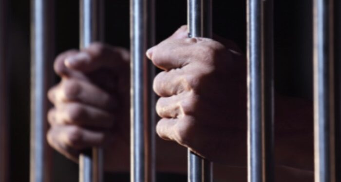 El agresor fue detenido después de un reporte de los vecinos, que entraron a la fuerza a la casa de la mujer, lugar en el que fue violentada.