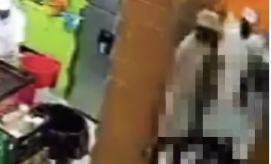 La discusión repentina entre dos de ellos desencadena el ataque, dejando a uno gravemente herido mientras el resto parece desconcertado por la situación.