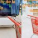 El material desató críticas hacia la madre, señalándola por permitir que la pequeña jugara sin supervisión dentro del supermercado.