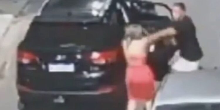 Los hechos ocurrieron el pasado domingo 3 de diciembre en Sao Paulo, Brasil, donde la mujer fue agredida fuera de su auto por su esposo
