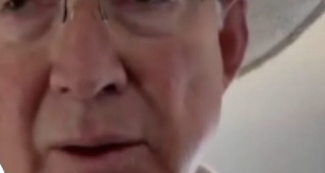 El diplomático se topó con un hombre antiestadounidense en su camino a Palacio Nacional