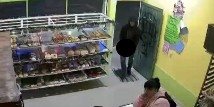 Dos mujeres se defendieron con un palo y pinzas de panadería de un intento de robo en el que el asaltante portaba un arma de fuego e incluso les disparó.